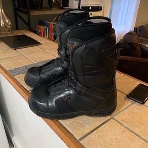 Men’s Vans snowboarding boots